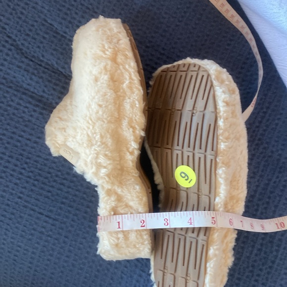 UGG NEW 2” Platform Closed Toe Faux Fur Slippers Size 9 - Picture 14 of 16